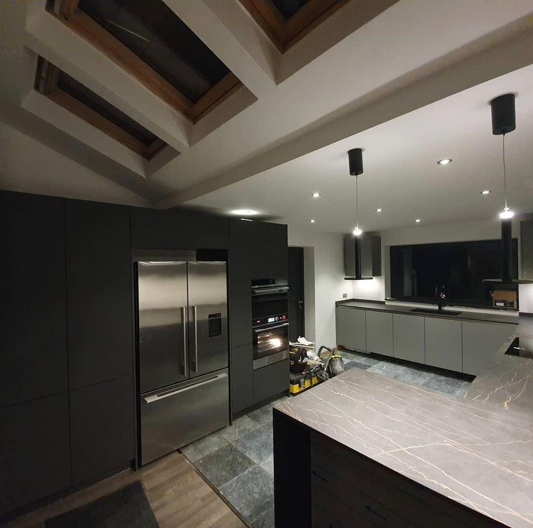 https://fixandflip.sdsdigitalsolutions.com/wp-content/uploads/2026/08/charcoal-kitchen-night-stainless-fridge-freezer.jpg