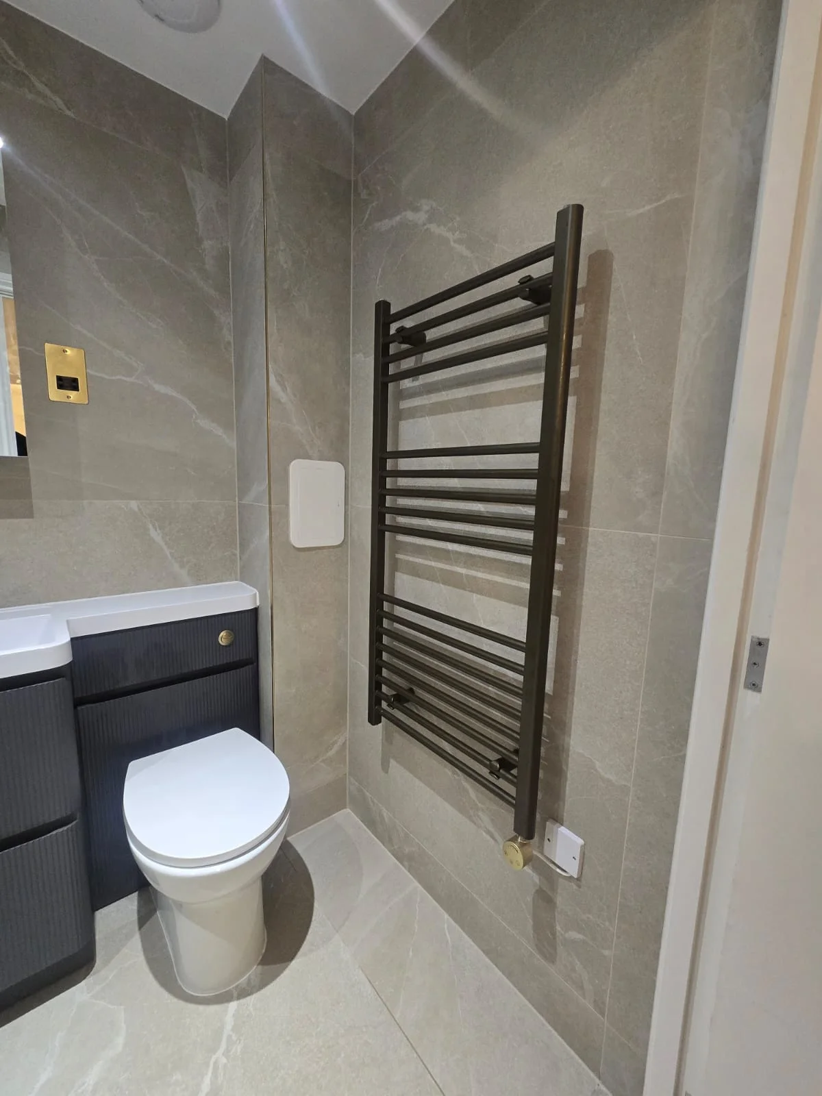 https://fixandflip.sdsdigitalsolutions.com/wp-content/uploads/2026/08/grey-marble-bathroom-black-towel-rail-wc.webp